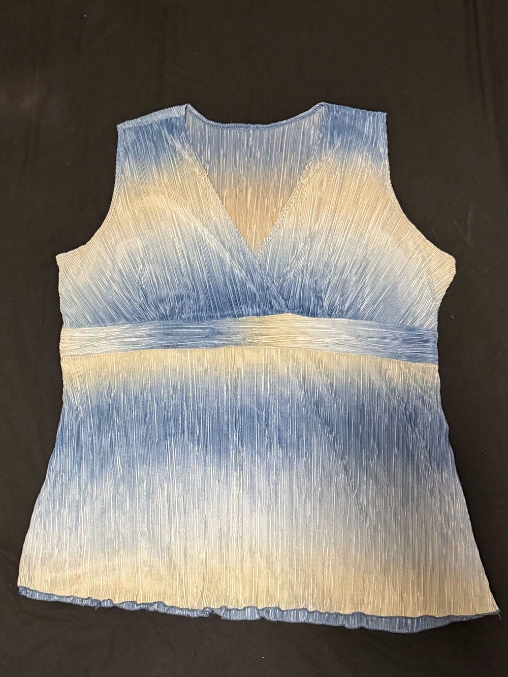 Source Unknown Blue and Cream Sleeveless V‑Neck Ombre Top